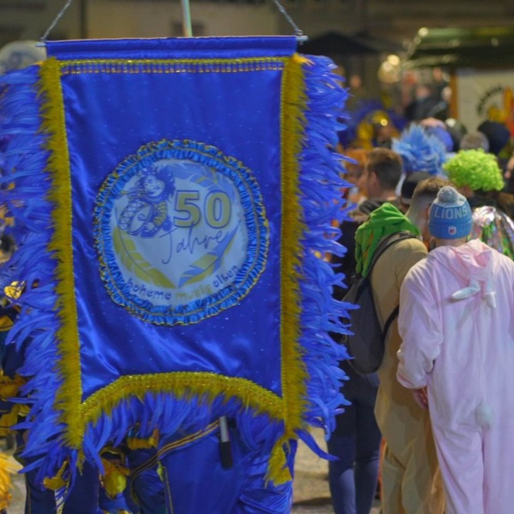 💙💛Wir sind die Bohème Musig aus Olten. Seit 50 Jahren machen wir zusammen Fasnacht. Zu unserem Hobby gehört auch viel selber basteln, das Zusammensein geniessen und natürlich Guggenmusik zu pflegen. Wer mehr über uns erfahren oder gerne mal unverbindlich reinschnuppern möchte, findet alle Infos auf unserer Website www.boheme-musig.ch
.
🎬: @phmaurer_ 
.
.
.
#bohememusig #guggenmusik #oltnerfasnacht #fasnacht #vereinsleben