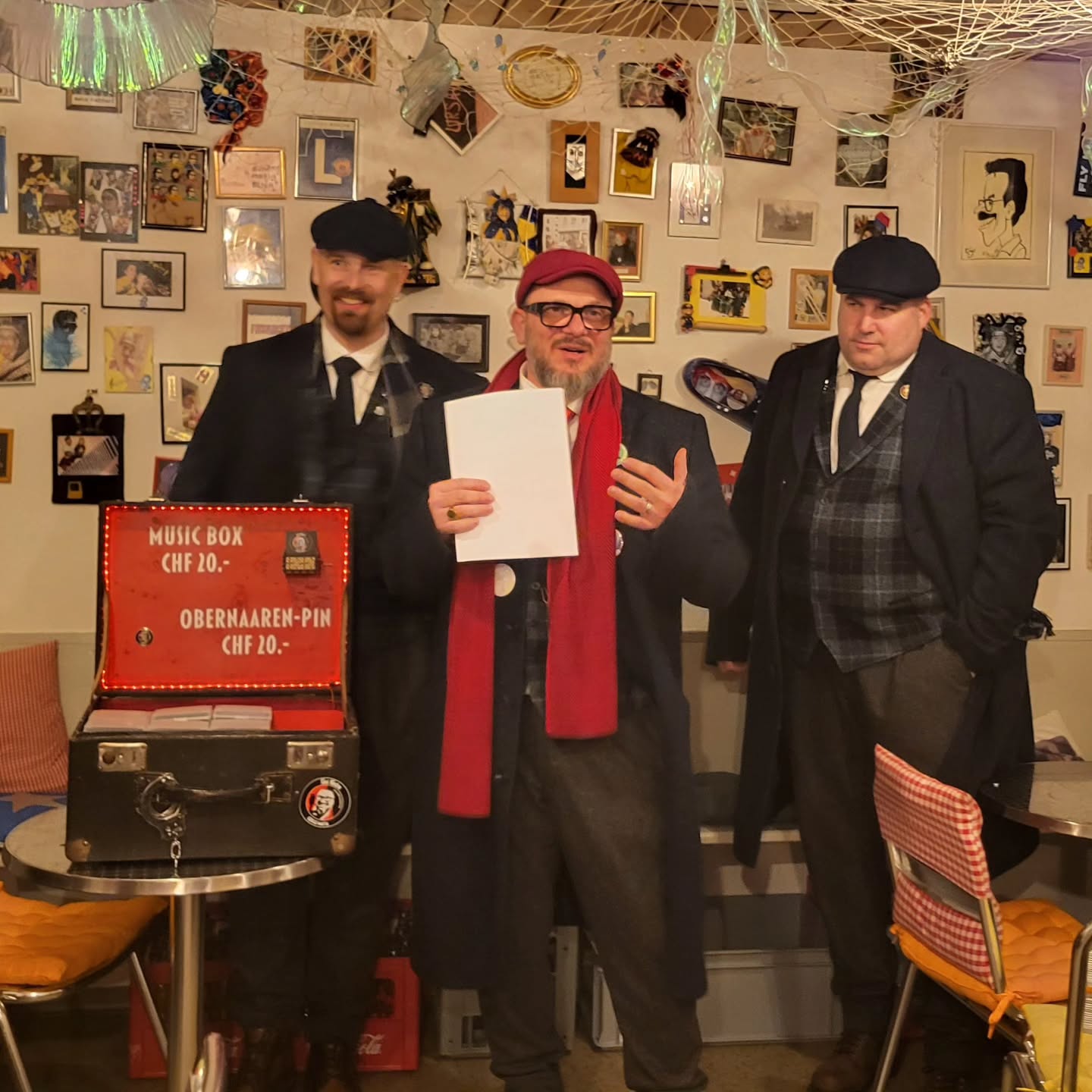 🎉 Höt hei mer no dörfe de Obernaar Cosi Nostra met (emne Teil vo) sinere Guggi-Mafia empfange. Merci före Bsuech ond die tolli Red! 🥳🤩🫶🏻

Traditionell töi mer de Obernaar be dem Bsuech ou zonere Schnopf- ond Underberg-Rundi ilade/zwenge ond me mues säge si si tooootau begeischteret gsi. 😆🤔 Do blibe mer doch lieber bem Gin-Tonic.
.
.
.
#fasnachtolten2025 #guggenmusik #obernaar #cosinostra